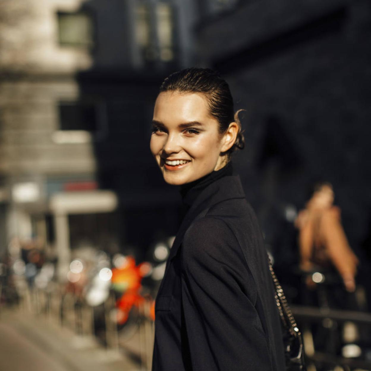 Modelo con piel radiante y tersa