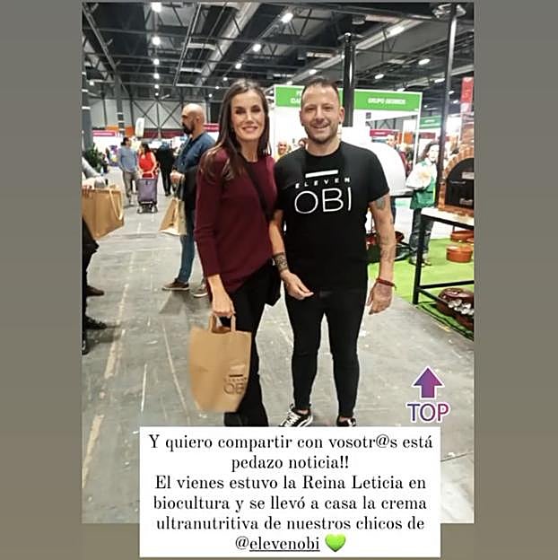 La reina Letizia comprando la crema en la Feria de BioCultura.