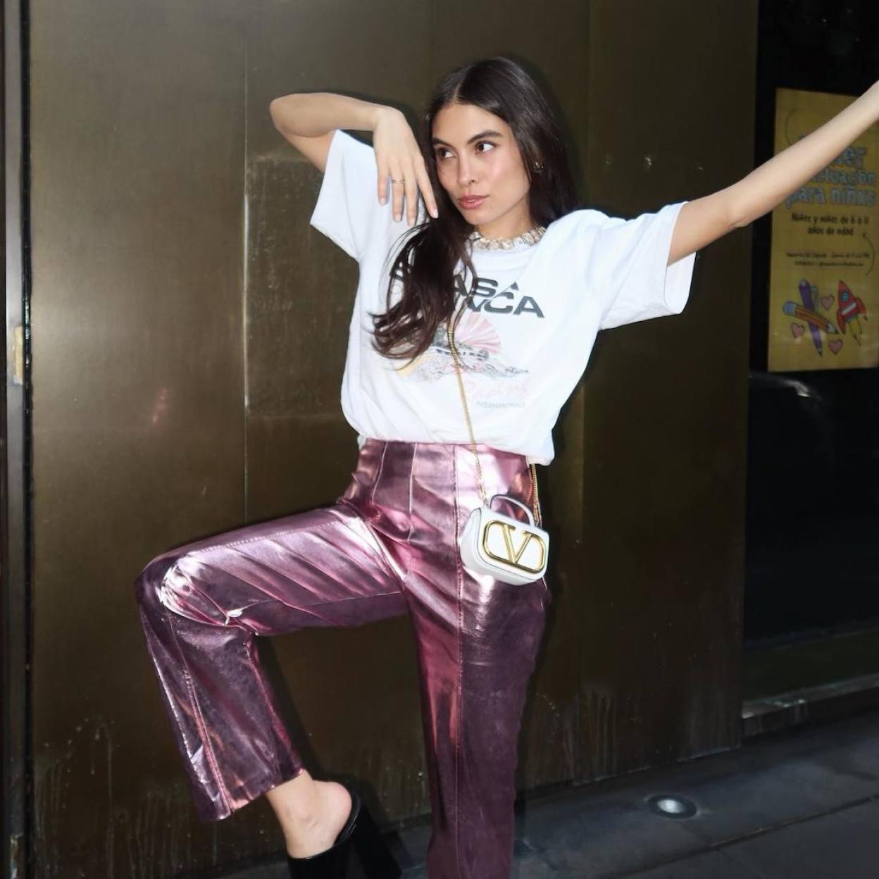 La influencer lleva un look con pantalones tendencia