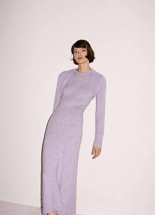 Imagen - Look de punto con vestido y manguitos en tono morado pastel