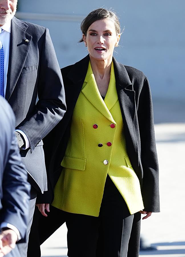 Imagen - La reina Letizia con una blazer de color lima. / LIMITED PICTURES