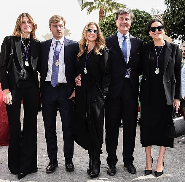 Genoveva Casanova junto a sus hijos, su ex Cayetano y la nueva pareja del hijo de la duquesa de Alba, Bárbara Mirján. 