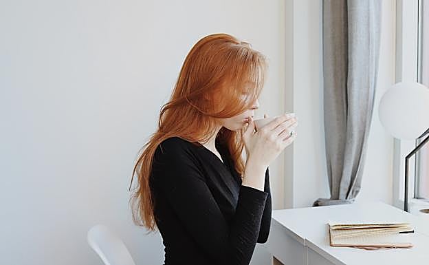 Mujer disfrutando de un té