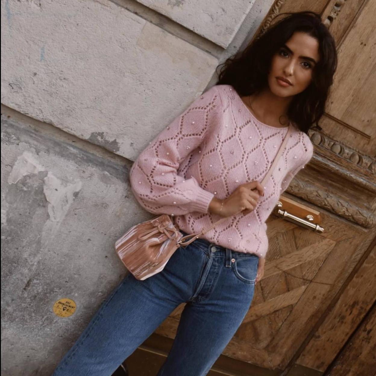 Influencer con jersey con brillos