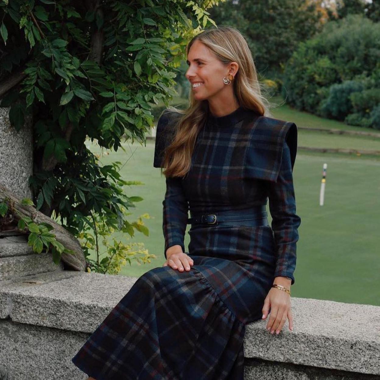 La influencer Lucía Bárcena con vestido de cuadros.