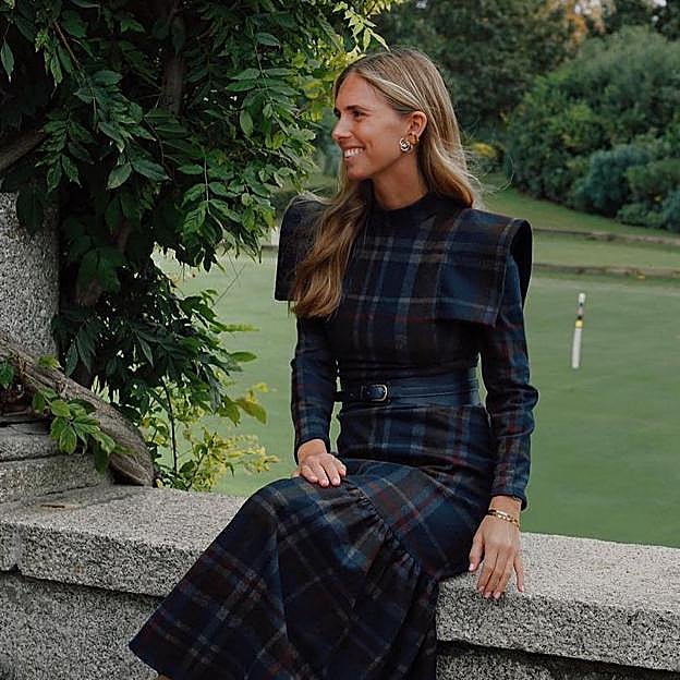 Este es el vestido made in Spain más abrigado y sofisticado para las invitadas a bautizos en invierno