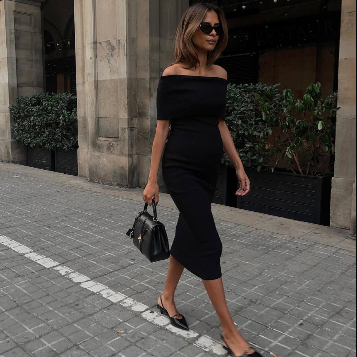 Influencer con vestido negro