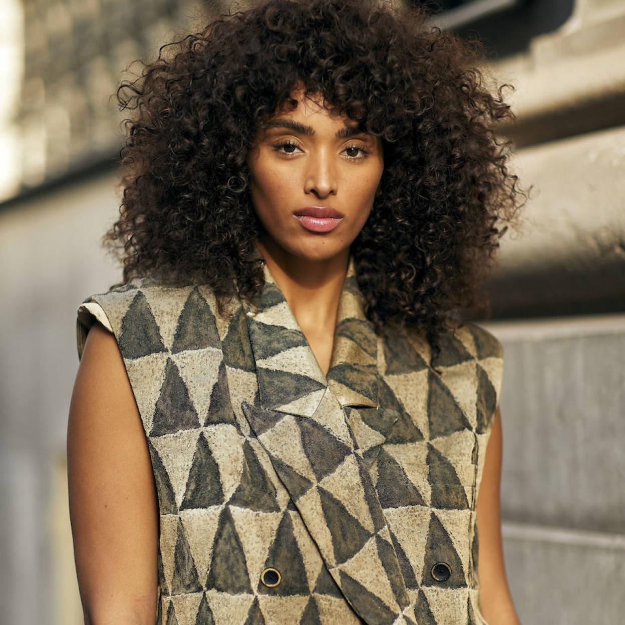 Modelo con pelo rizado