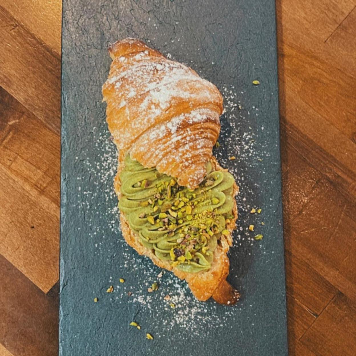El croissant relleno de pistacho de Brunetti Italian Store & Coffee de Madrid.