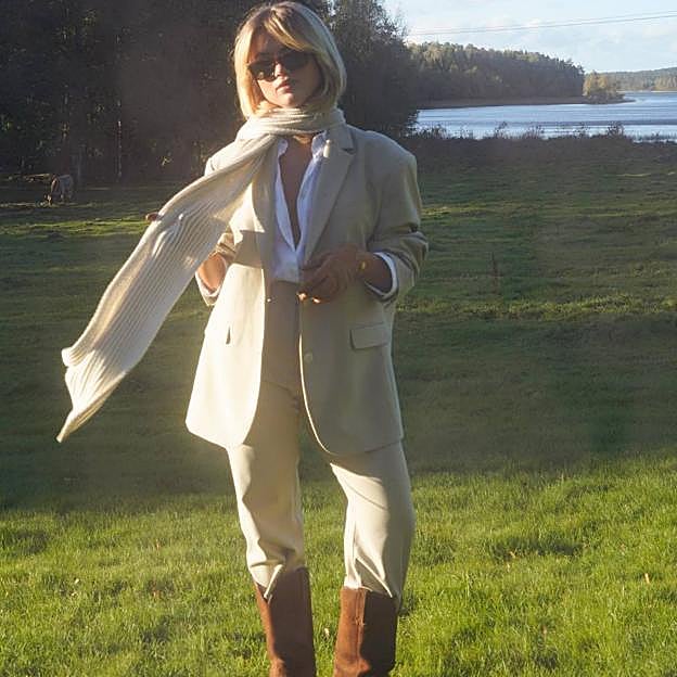 Influencer con look hípico de traje estilo Old Money