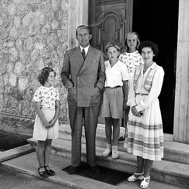 Toda la famlia real griega, Pablo, Federica, Constantino Sofía e Irene, en su palacio en Tatoi (Atenas). 