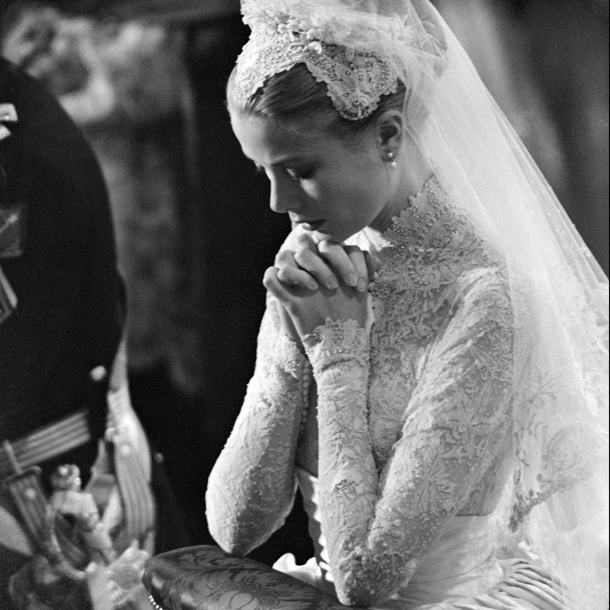 Grace Kelly rezando el día de su boda. 