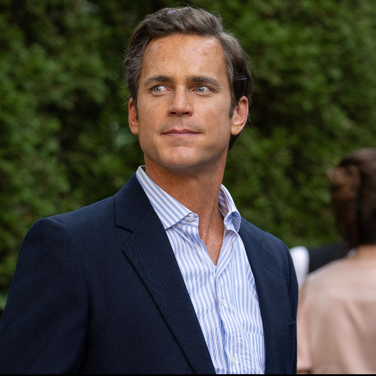 Matt Bomer en una imagen de Fellow Travelers, la nueva serie que protagoniza junto a Jonathan Bailey.