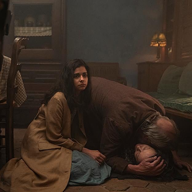 Fotograma de La luz que no puedes ver, con Marie-Laure y Etienne llorando la muerte de Madame Manec.