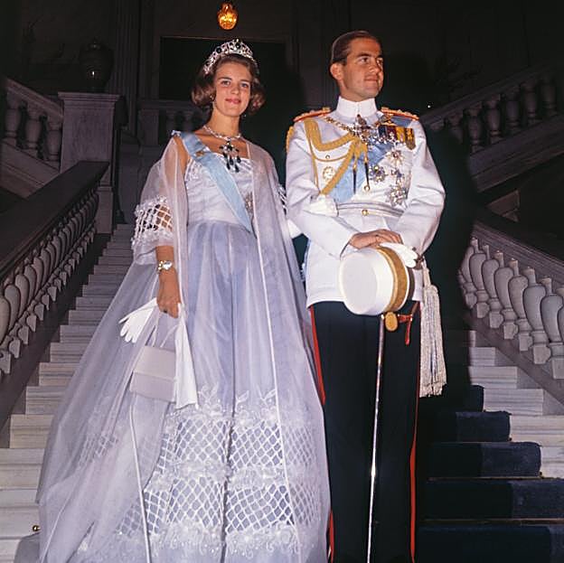Por qué se perdió el vestido de novia de Ana María de Grecia que han encontrado en Tatoi: una huida, una tragedia y una novia enamorada