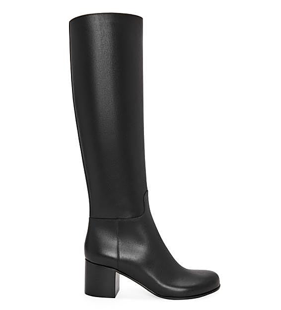 Imagen principal - Arriba, botas de Loewe. Abajo a la izquierda, botas de Mascaró y a la derecha, de Calvin Klein.