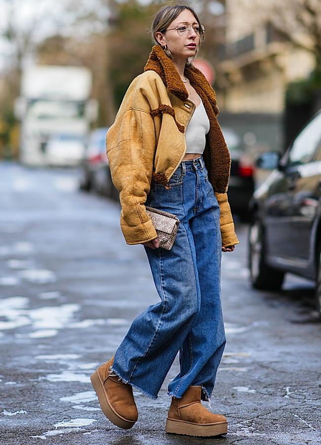 Imagen - El looks con botas UGG y pantalones anchos. Foto: Getty.