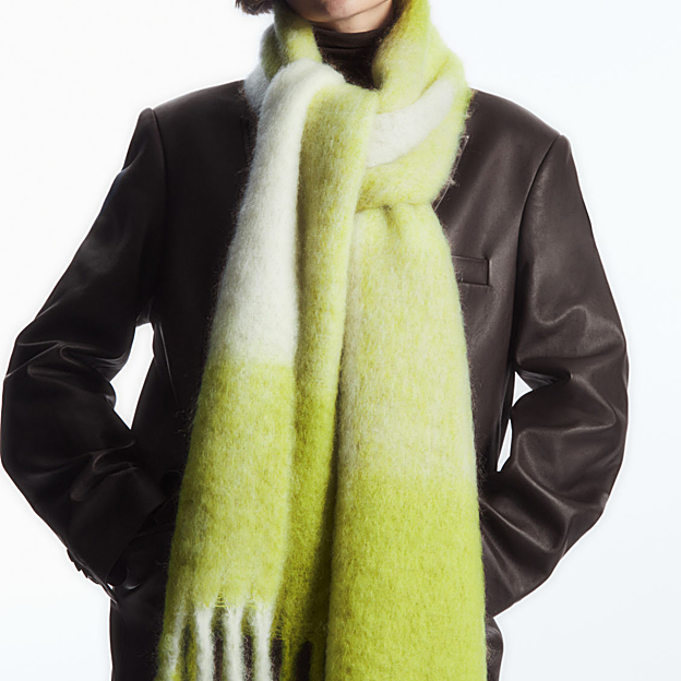 Imagen principal - La bufanda de Cos, Parfois y Primark.