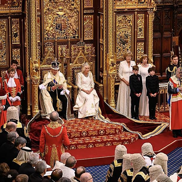 El rey Carlos III leyó su primer discurso en la apertura del Parlamento británico, acompañado por la reina Camilla y la habitual pompa de la Corona. 