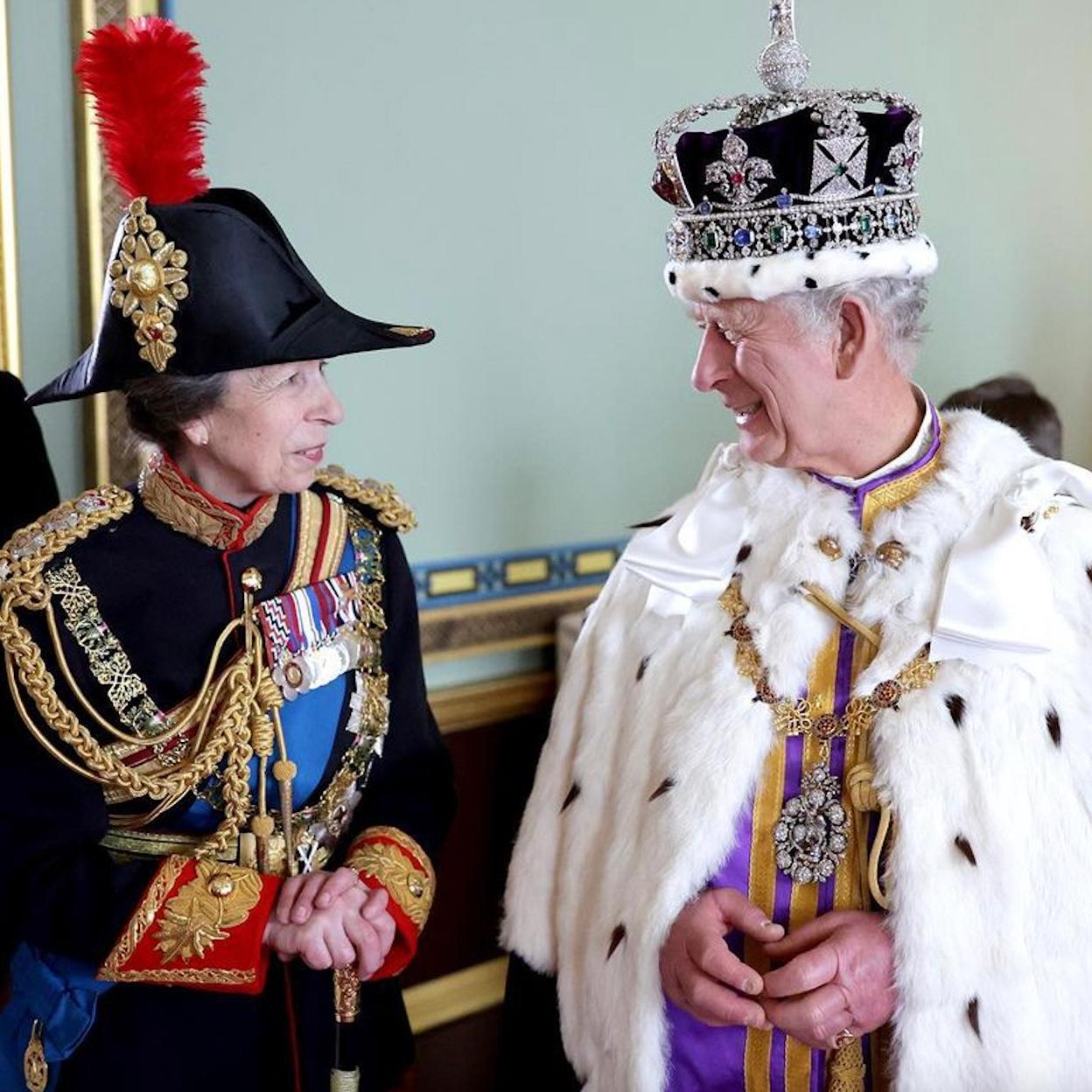 El rey Carlos III con la mujer más importante en su vida, después de la reina Camilla: su hermana, la princesa heredera Ana, vestida con uniforme militar como protectora del monarca o 'Gold-Stick-in-Waiting'. 
