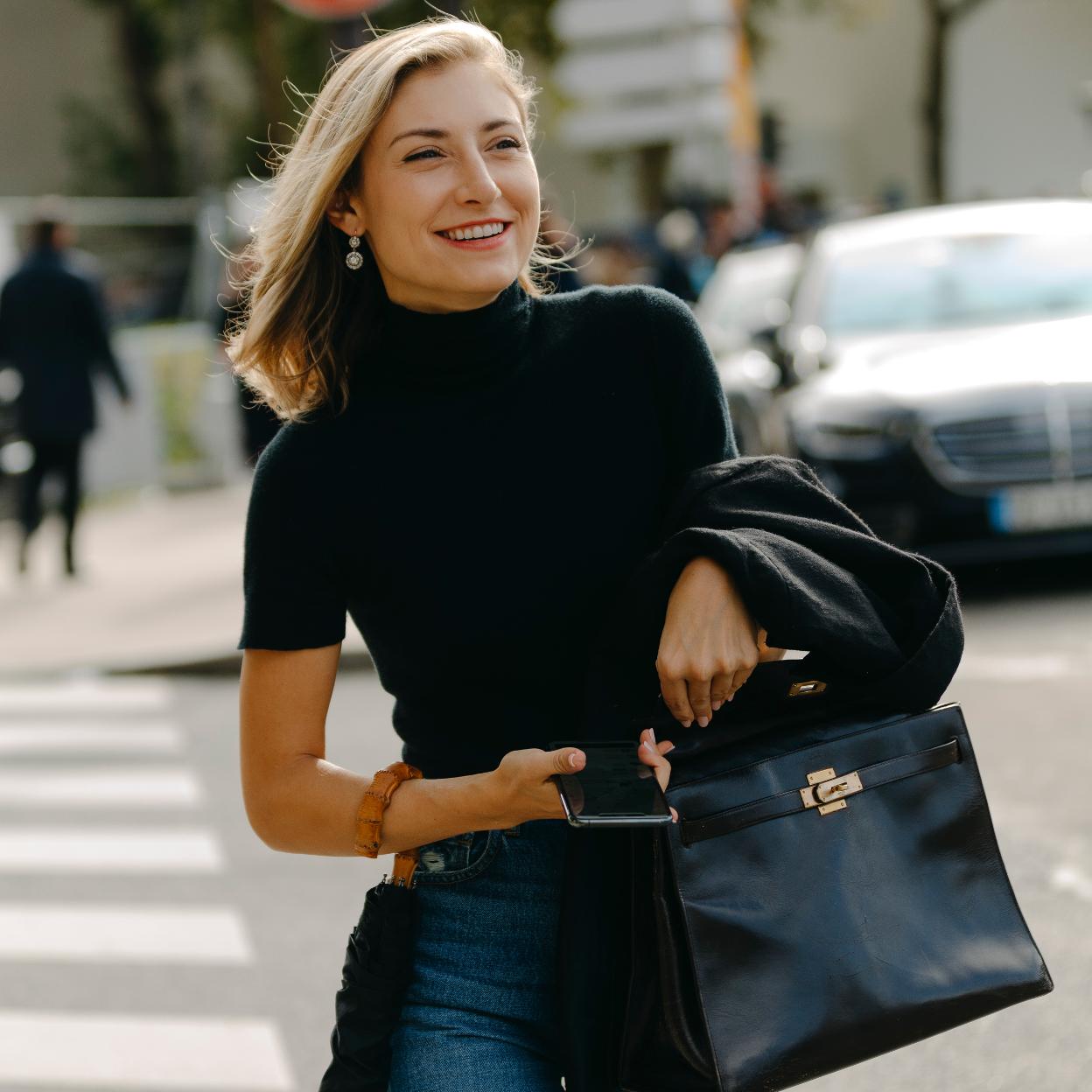 Una influencer en el street style con bolso shopper negro.