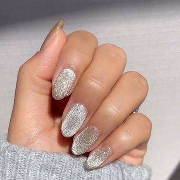 Uñas grises con acabado glitter