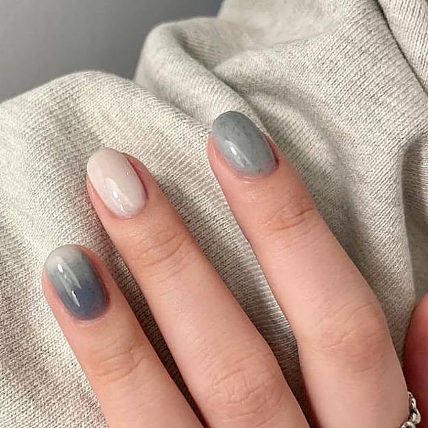 Uñas grises marmoleadas