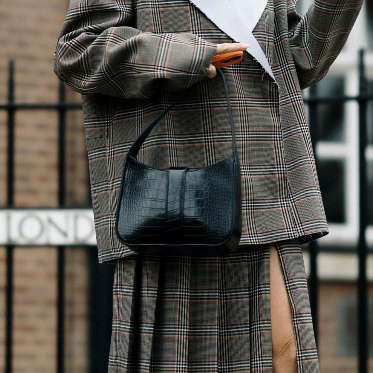 Bolso negro de hombro.