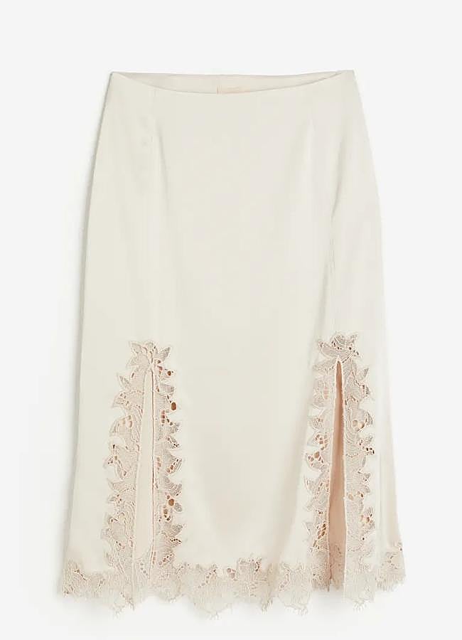 Imagen - Falda satinada blanca de H&M con aberturas, 49,99 euros.