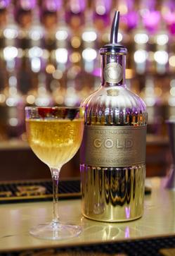 Imagen secundaria 2 - Tras la entrega de premios, los invitados disfrutaron de los cócteles de Gin Gold 999.9 y pudieron conocer el modelo C5 AIRCROSS de Citröen.