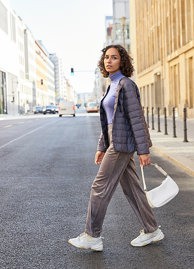 Imagen - Imagen de look con chaqueta compacta plumas ultraligera, de Uniqlo. Precio: 69,90 €. 