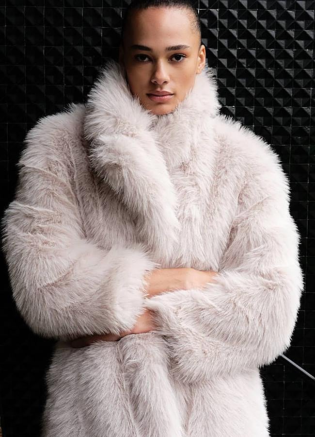 Imagen - Abrigo corto de pelo oversize