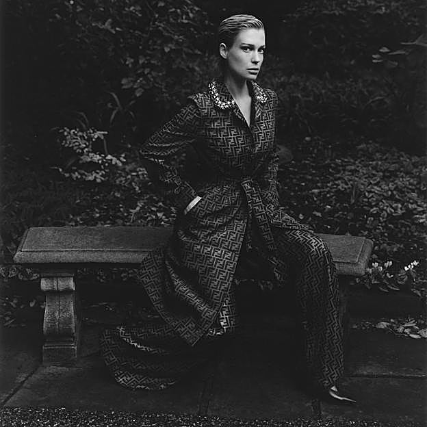 Imagen principal - Arriba, Amelia lleva abrigo y pantalones de Fendi y zapatos de Jimmy Choo. Abajo a la izquierda, las hermanas Spencer con vestidos de Pronovias. A la derecha, Eliza con jersey, falda, bolso y visera de Fendi, y botas de Casadei. 