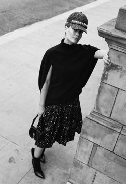 Imagen secundaria 2 - Arriba, Amelia lleva abrigo y pantalones de Fendi y zapatos de Jimmy Choo. Abajo a la izquierda, las hermanas Spencer con vestidos de Pronovias. A la derecha, Eliza con jersey, falda, bolso y visera de Fendi, y botas de Casadei. 