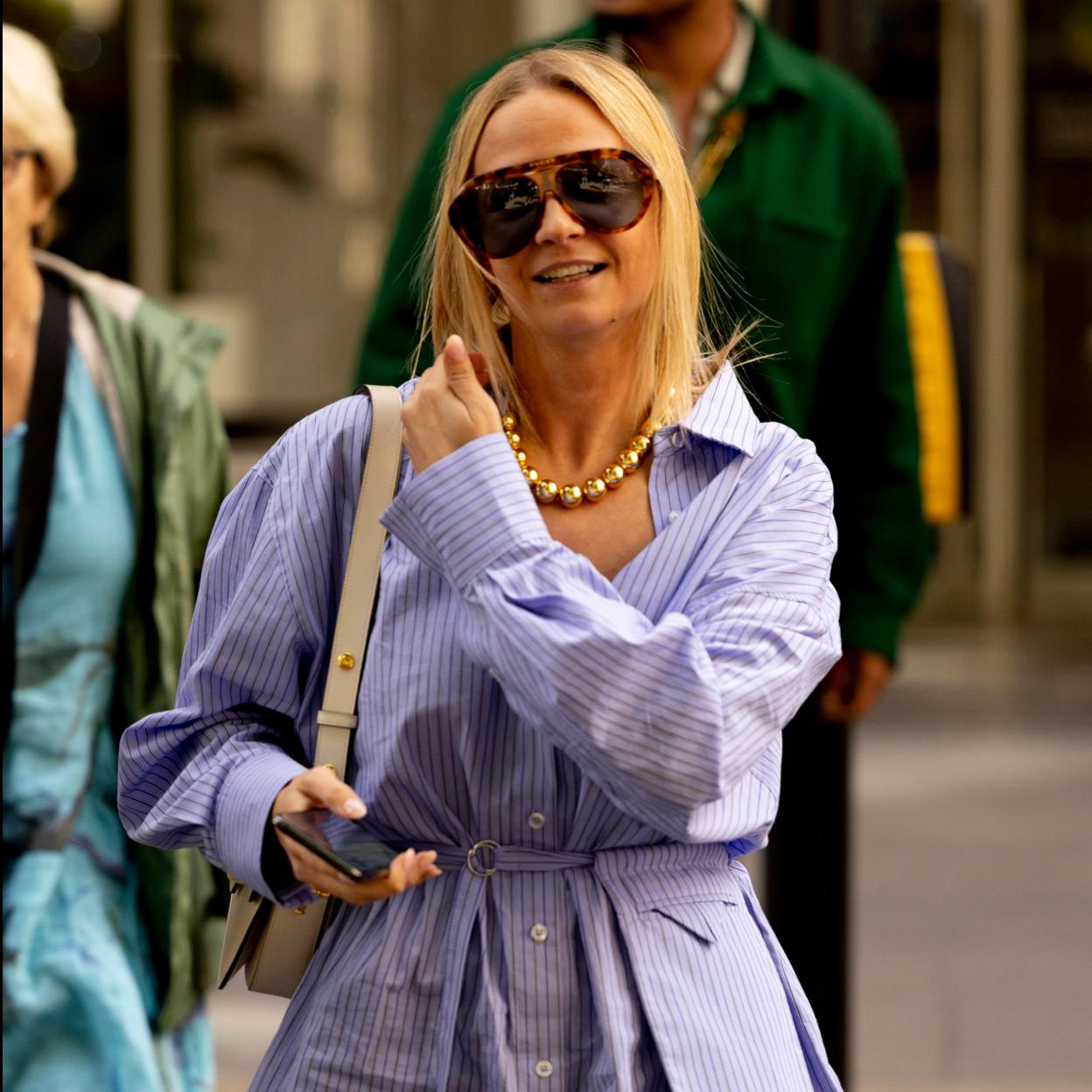 Estas son las camisas a rayas más ponibles con sabor a lujo silencioso. 