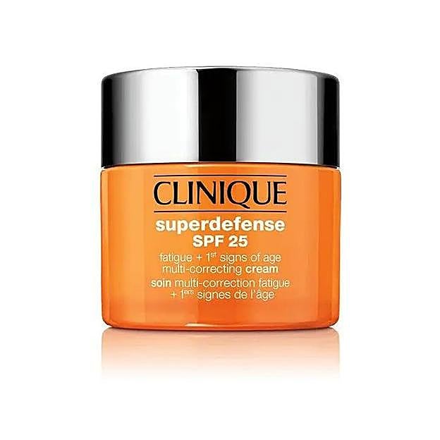 Superdefense Corrector Antimanchas Tipo 1/2 SPF25 de Clinique.