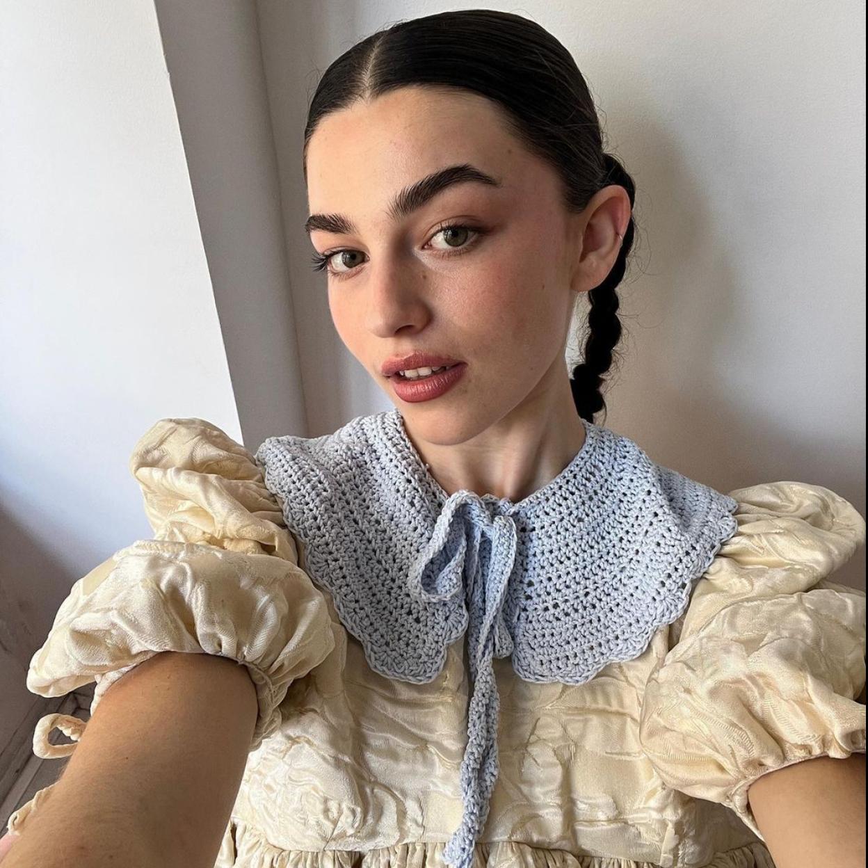 Una modelo con el cuello de la nueva cápsula de Maison Gracen y Becomely.