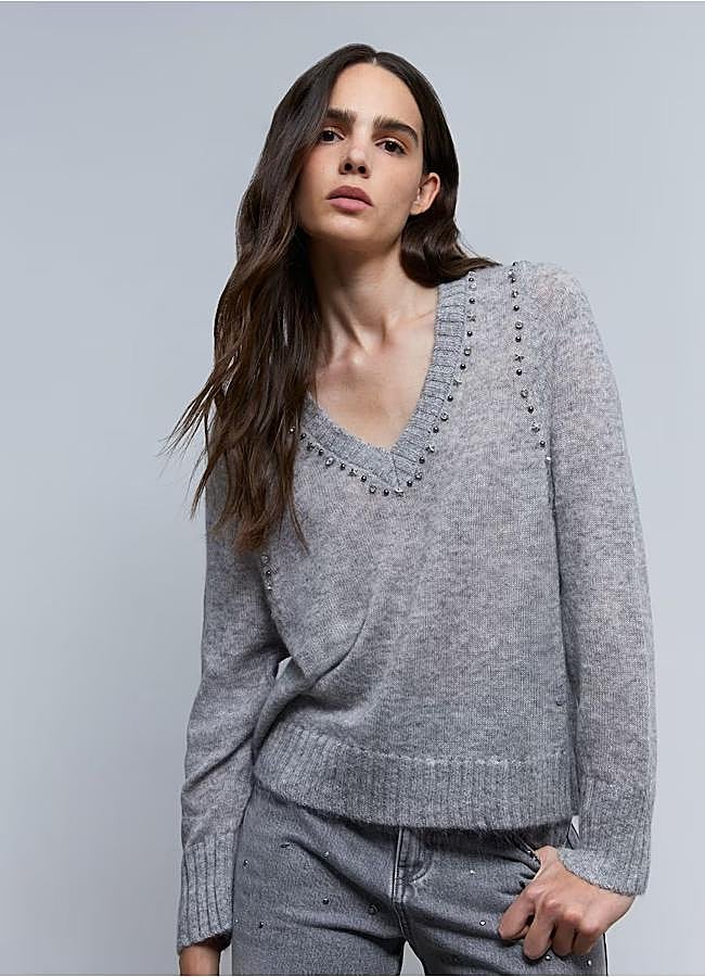 Imagen - Jersey de mujer de manga larga y cuello de pico de Scalpers, 89,90 euros.