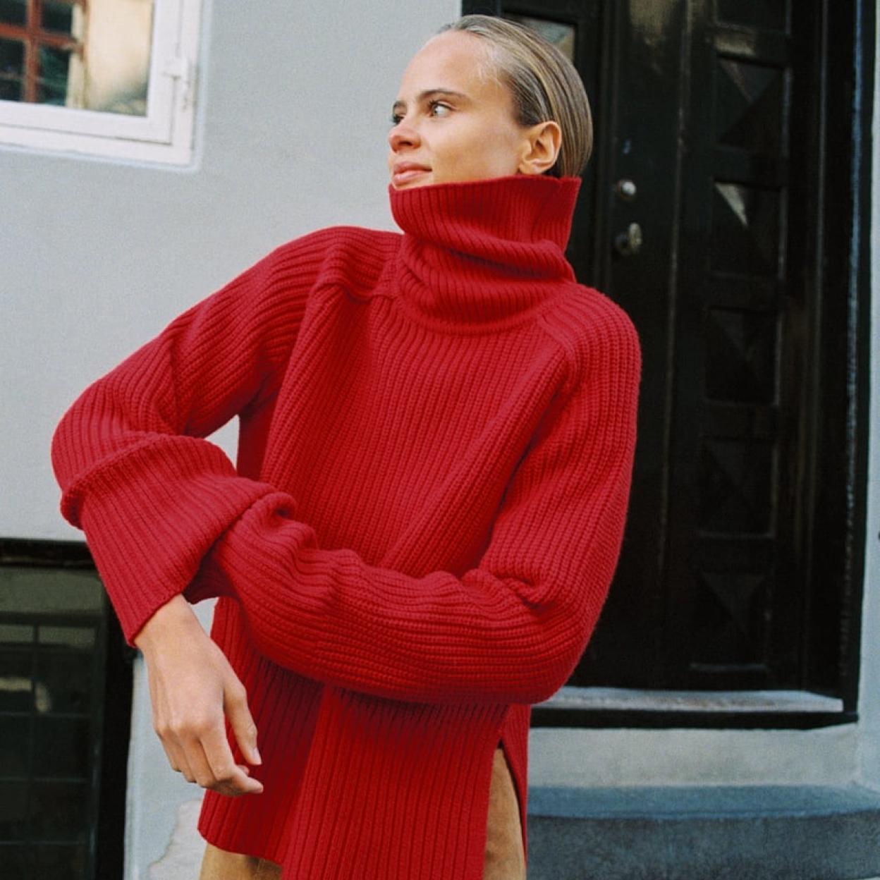 Una modelo con el jersey de Zara.