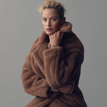 Imagen secundaria 1 - De arriba abajo, Zoey Deutch, Carolyn Murphy y Elizabeth Debicki son tres de las estrellas que han sido imagen del abrigo en estos años.