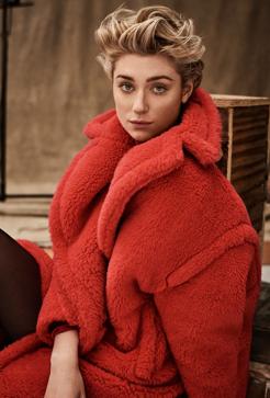 Imagen secundaria 2 - De arriba abajo, Zoey Deutch, Carolyn Murphy y Elizabeth Debicki son tres de las estrellas que han sido imagen del abrigo en estos años.