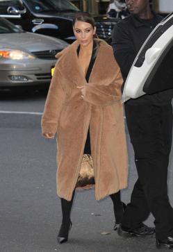 Imagen secundaria 2 - Blake Lively, Hailey Bieber y Kim Kardashian con el Teddy Coat de Max Mara.