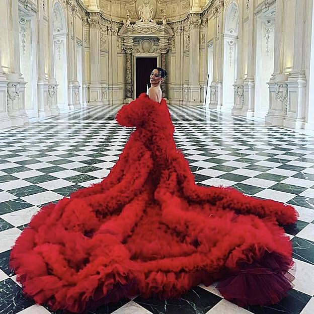 Chanel terrero, con el abrigo rojo de tul que llevó a Eurovisión, en una apuesta a lo grande que inauguró Rihanna, con su mítico abrigo kimono amarillo de Guo Pei para la gala Met 2015. 