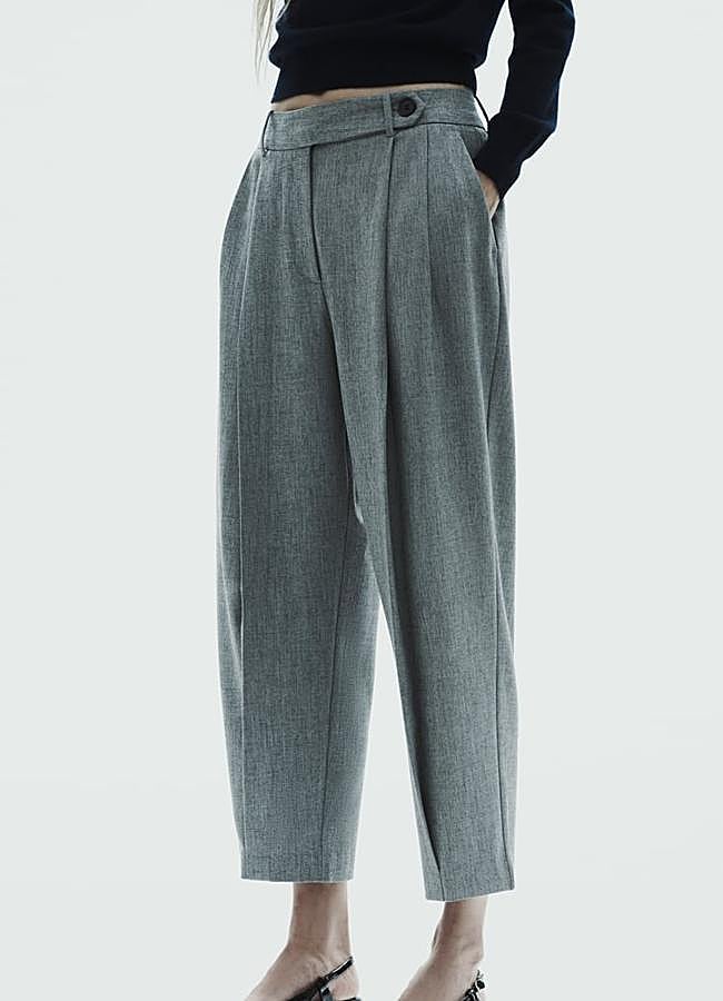 Imagen - Pantalones sastre en color gris con diseño carrot fit de Zara. Foto: Zara.