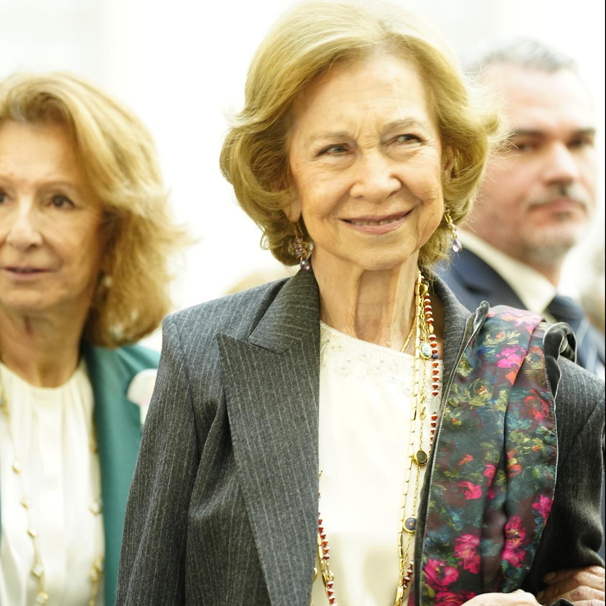 La reina Sofía con un traje gris en el Rastrillo Nuevo Futuro.
