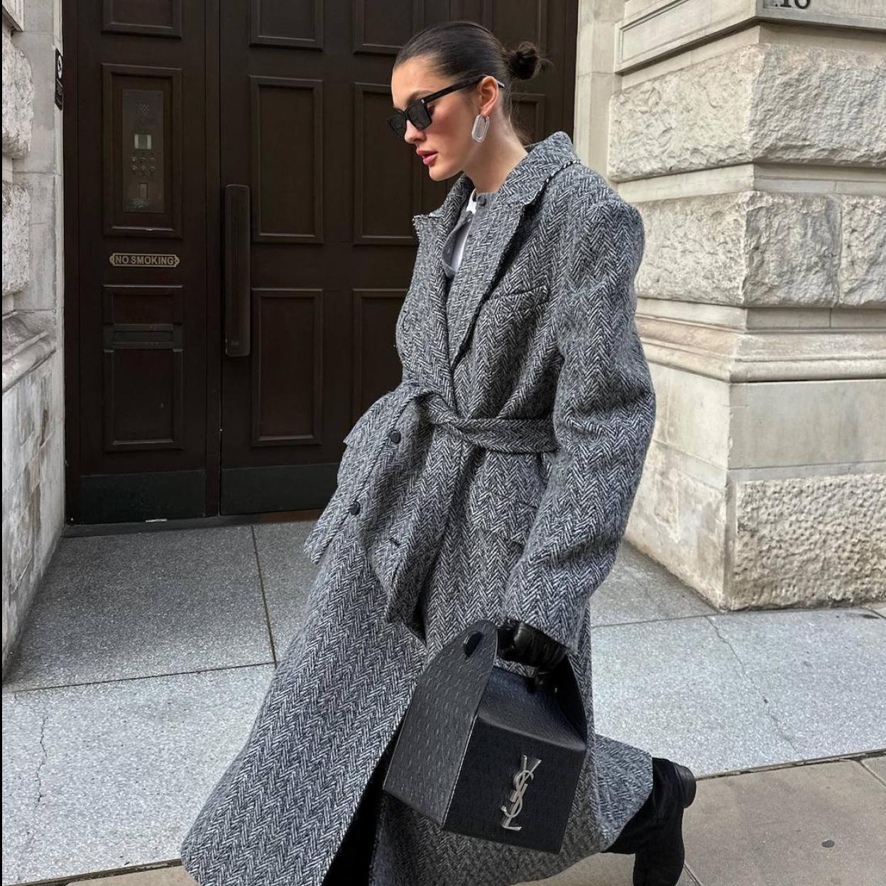 La influencer lleva un look con abrigo de espiga