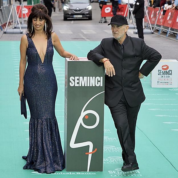Ana Redondo, de azul y brillos en la alfombra roja de la Seminci. 