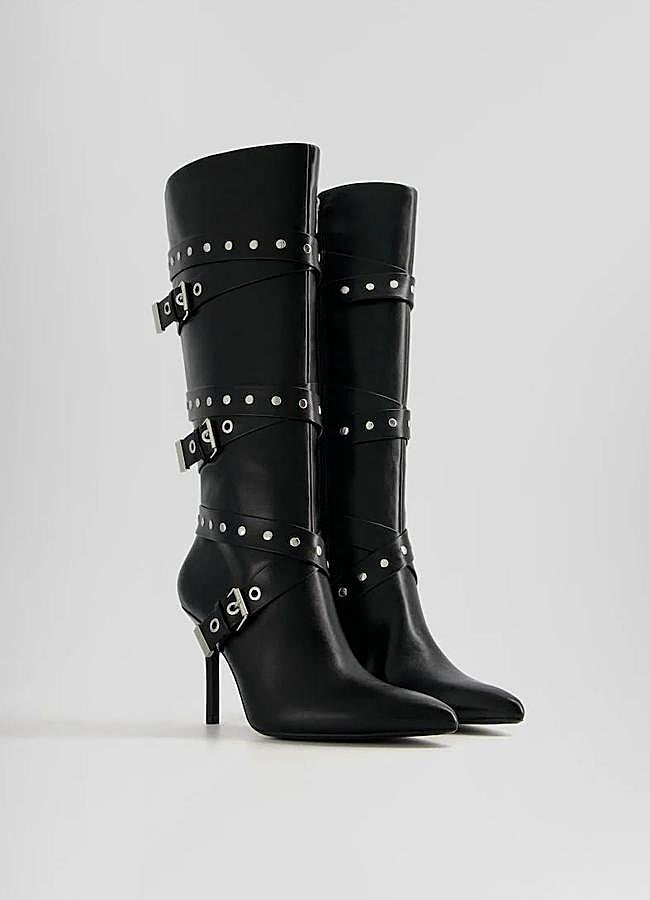 Imagen - Botas de tacón fino con hebillas y tachas metálicas