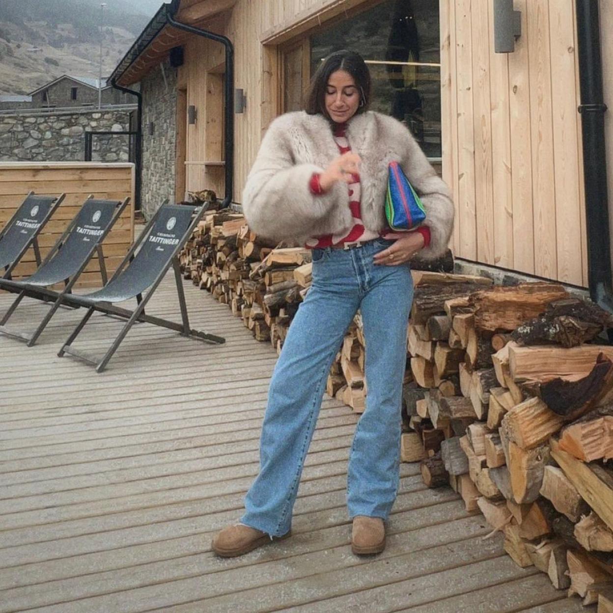 Una influencer con botines de borreguito.