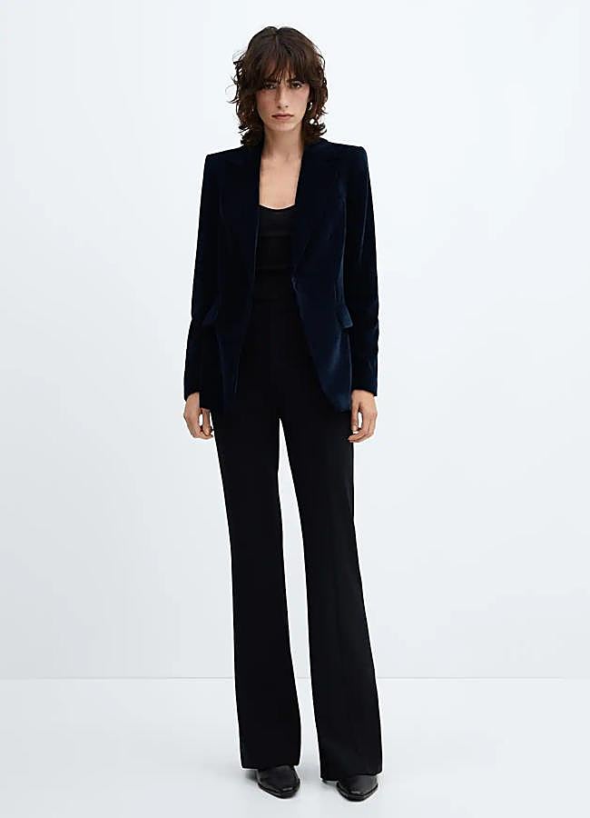 Imagen - Conjunto de traje de terciopelo en azul noche de Mango. Foto: Mango.